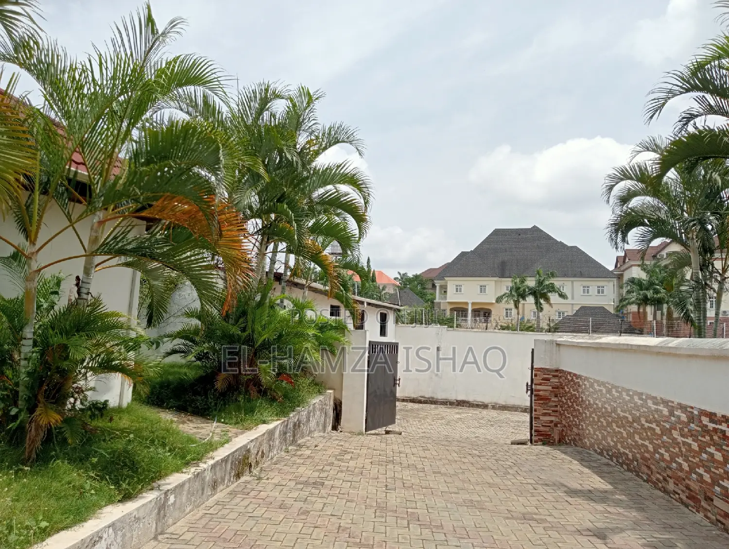 20bdrm Maisonette in Asokoro for sale
