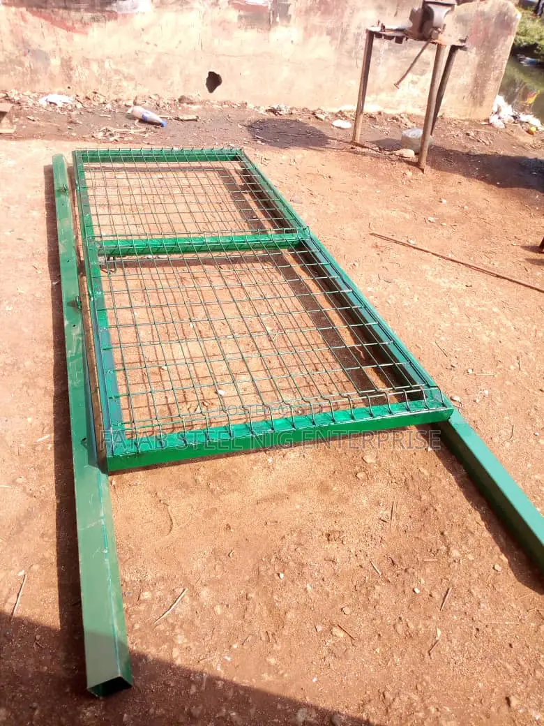 2x4 Panel Mesh With Accessories and 1 Poles