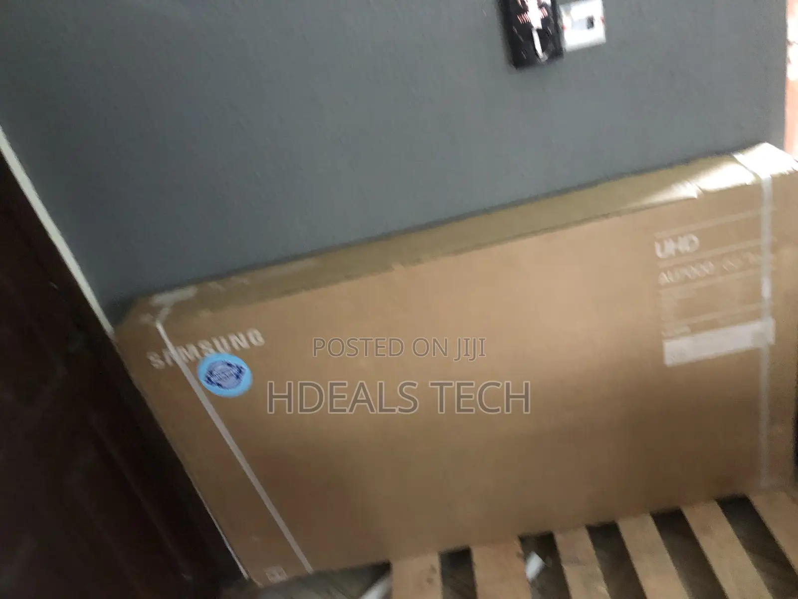 UHD Smart TV - 65 Inches SAMSUNG.