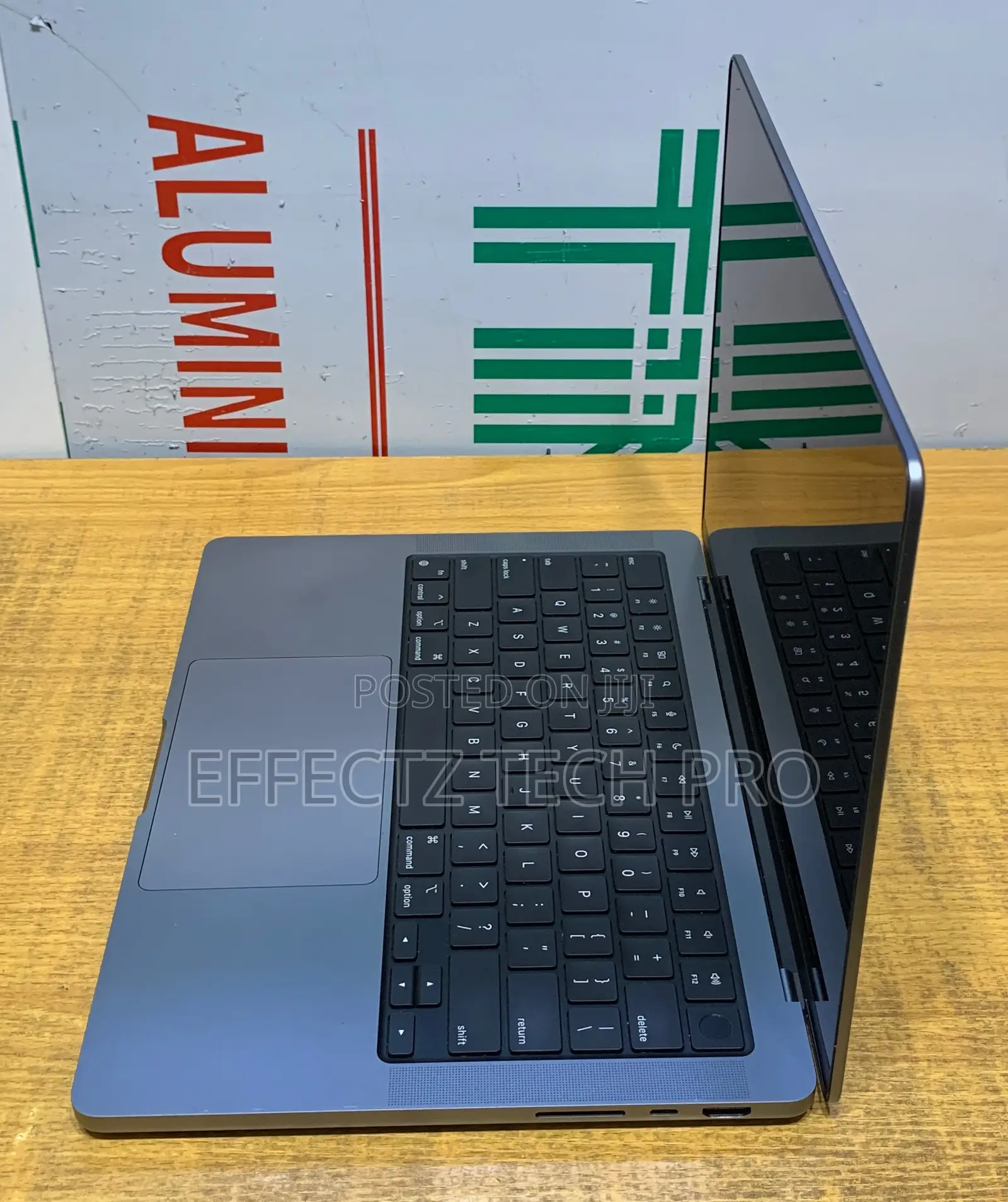 Laptop Apple MacBook Pro M1 16GB Apple M1 Pro SSD 1T