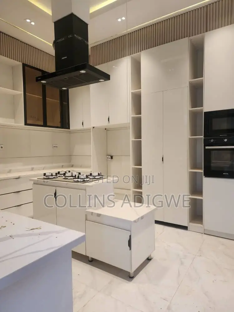 5bdrm Duplex in Chevron for sale