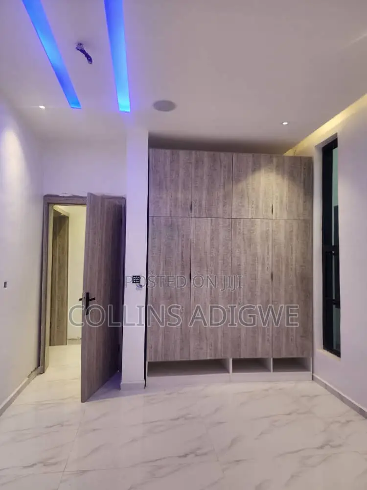 5bdrm Duplex in Chevron for sale