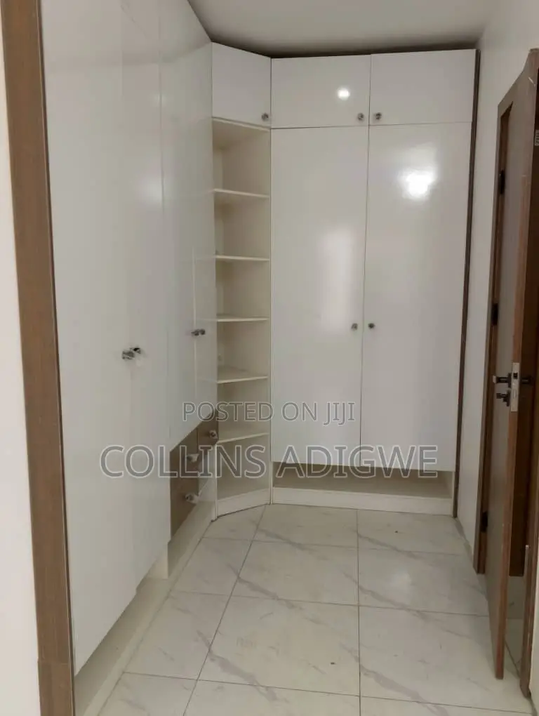 4bdrm Duplex in Court 7 Chevron for sale