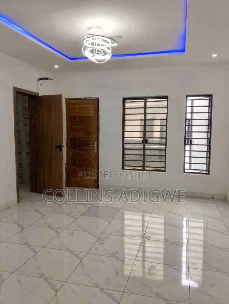 4bdrm Duplex in Court 7 Chevron for sale