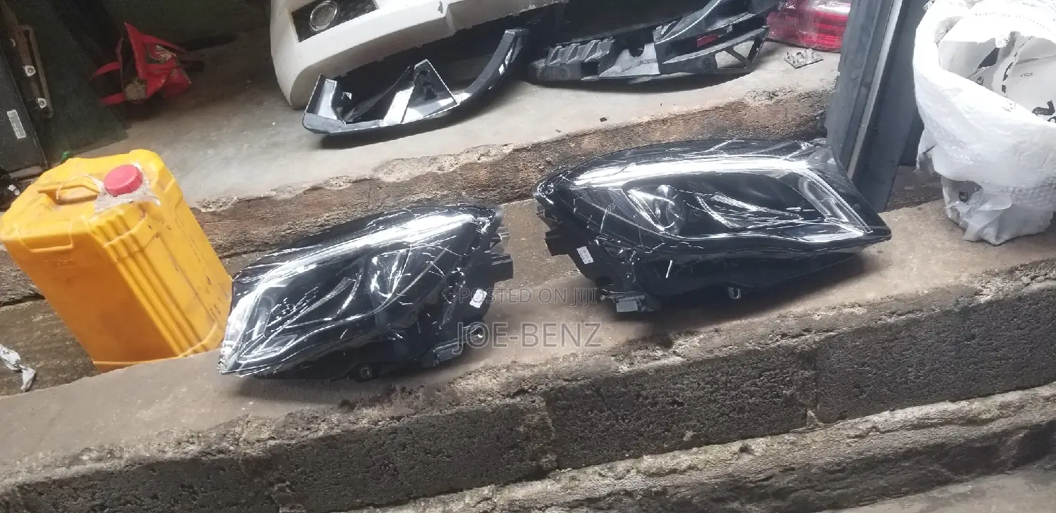 GLA250 2019 Set of Headlights