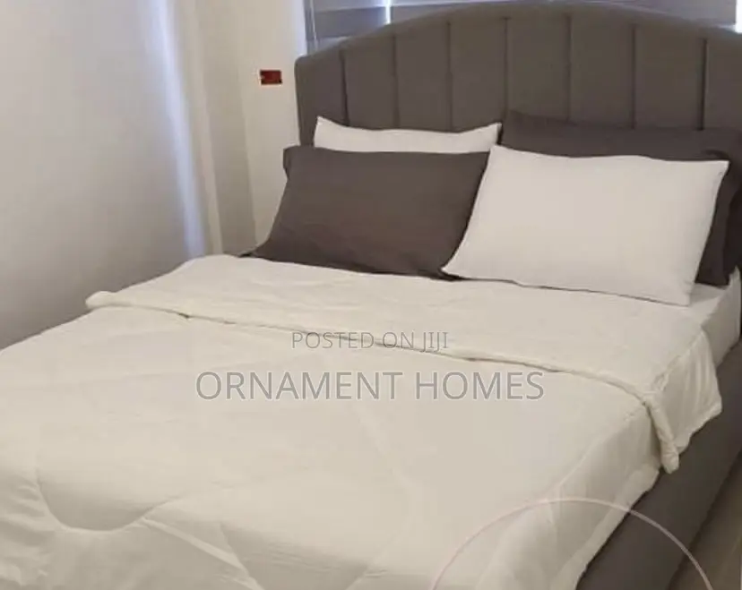 White Bedsheet ,Quilt and Mixed Pillowcases