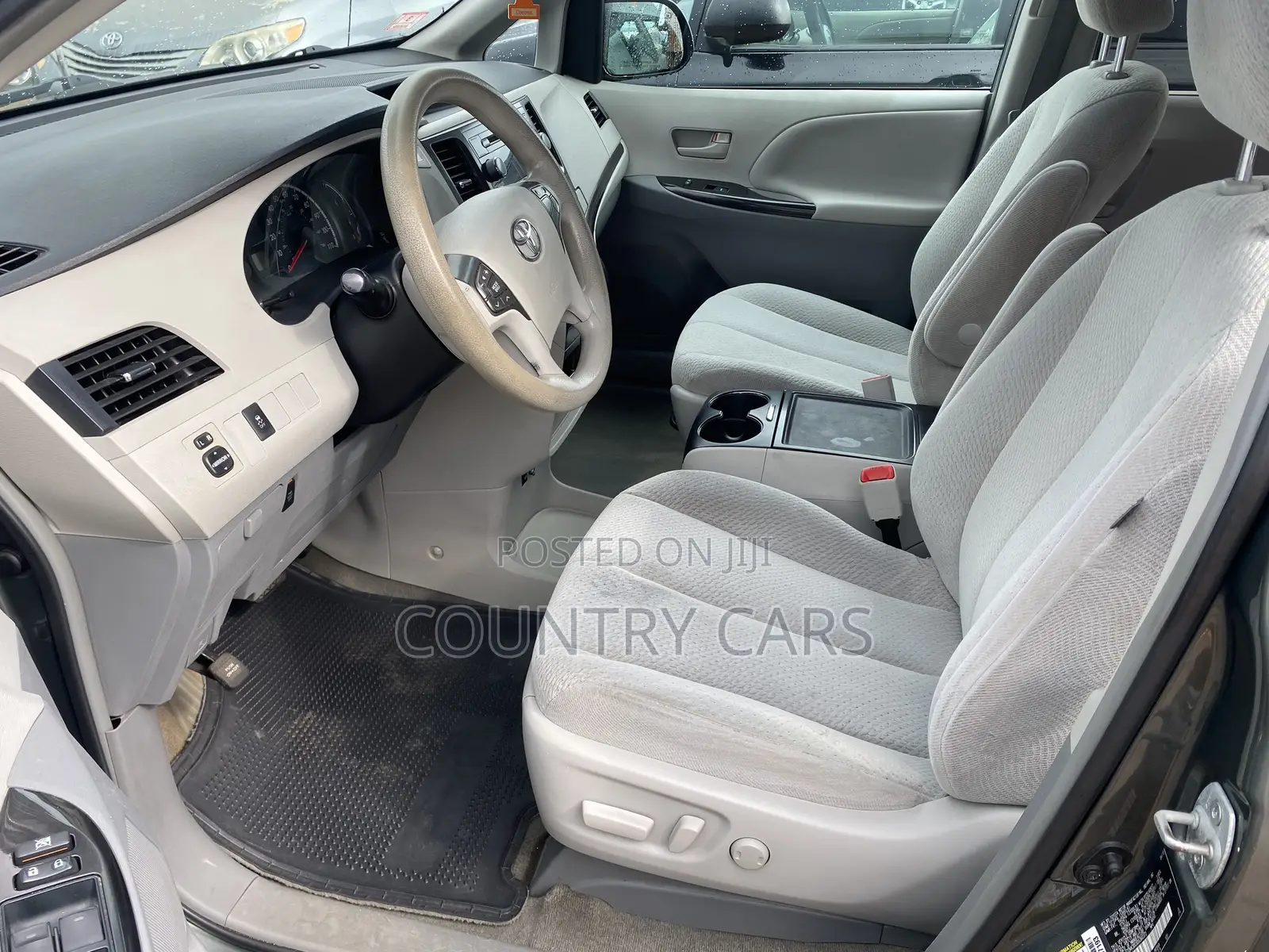 Toyota Sienna LE AWD 7-Passenger 2013 Silver