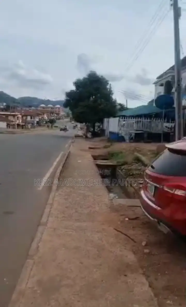 8bdrm Duplex in Zik Avenue , Uwani , for sale