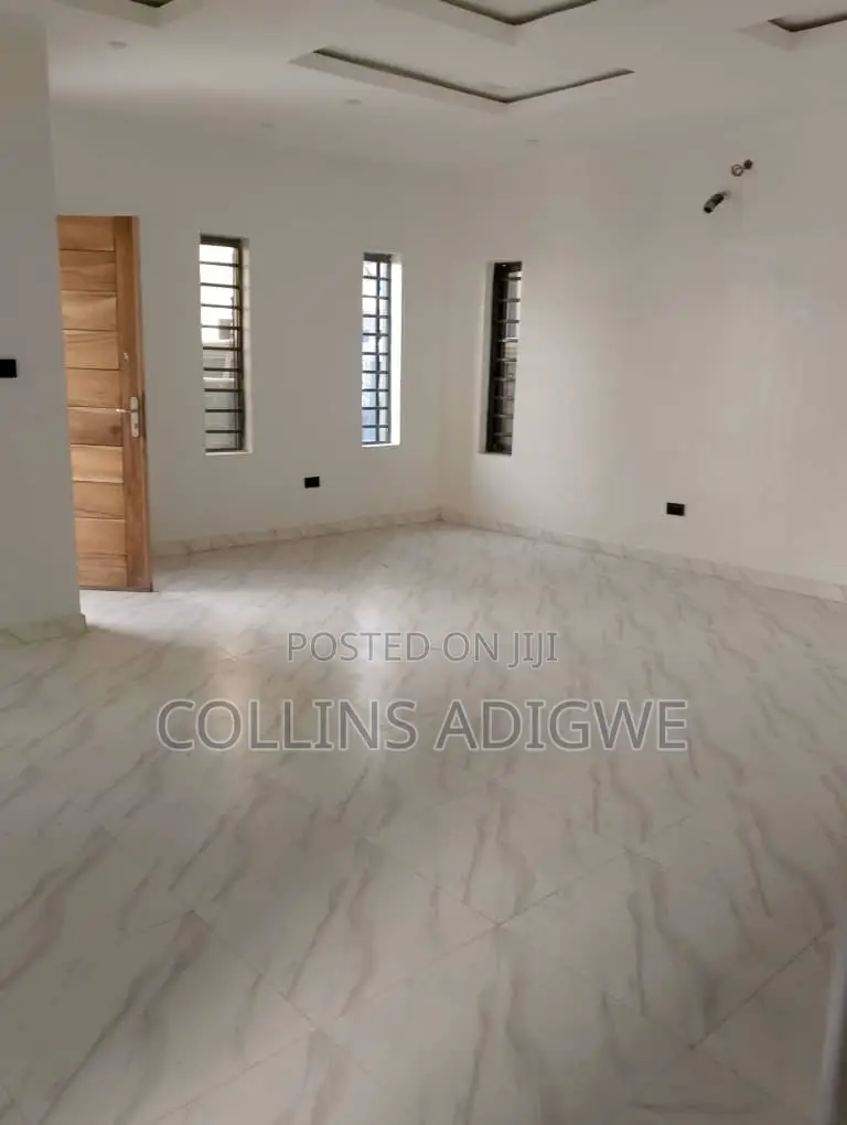 4bdrm Duplex in Orchid Road, Chevron for sale