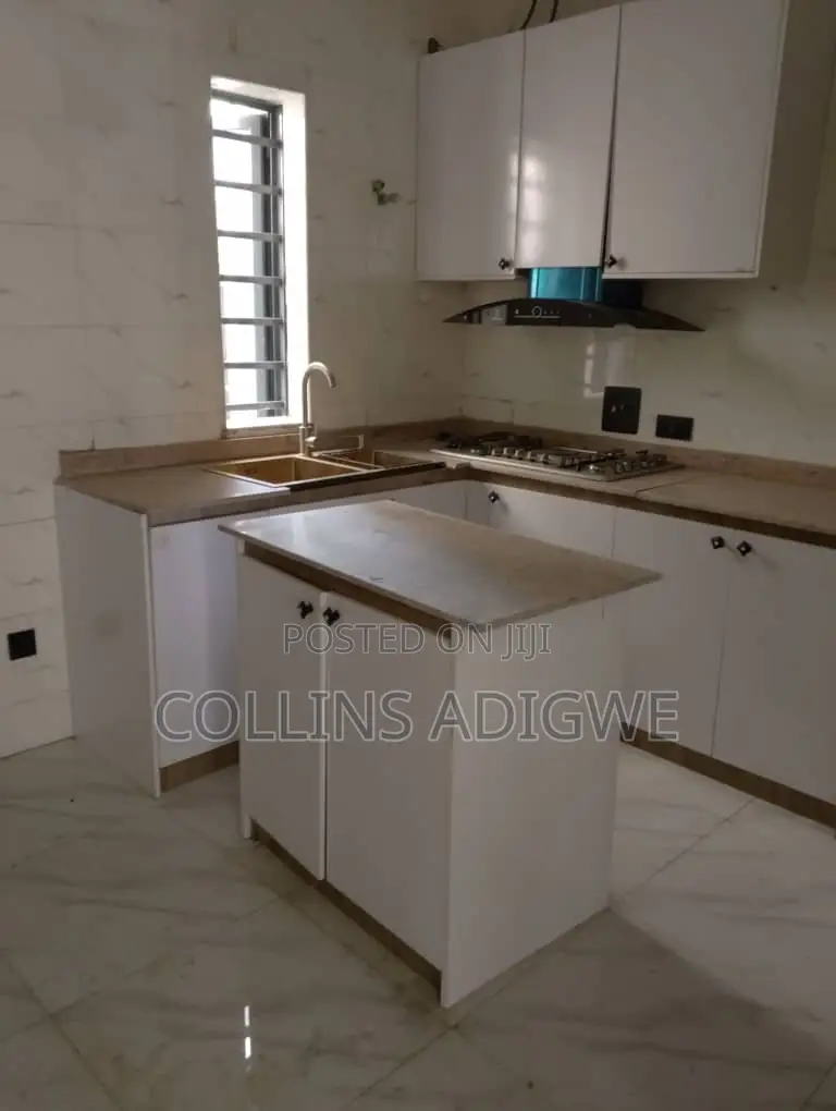 4bdrm Duplex in Orchid Road, Chevron for sale