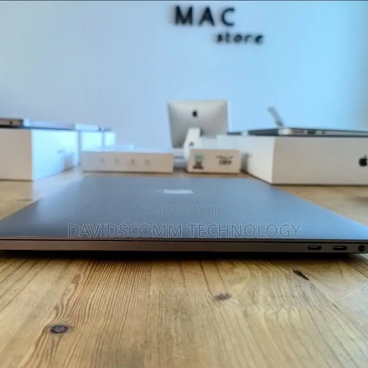Laptop Apple MacBook Pro 2018 16GB Intel Core I7 SSD 512GB