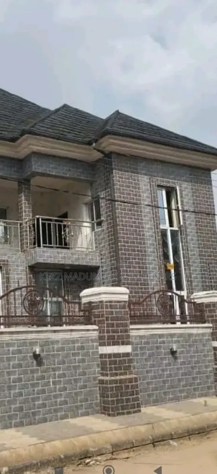 6bdrm Duplex in Akanawu Estate , for sale