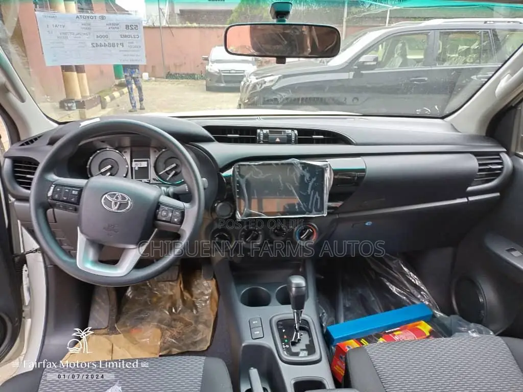 New Toyota Hilux 2023 White