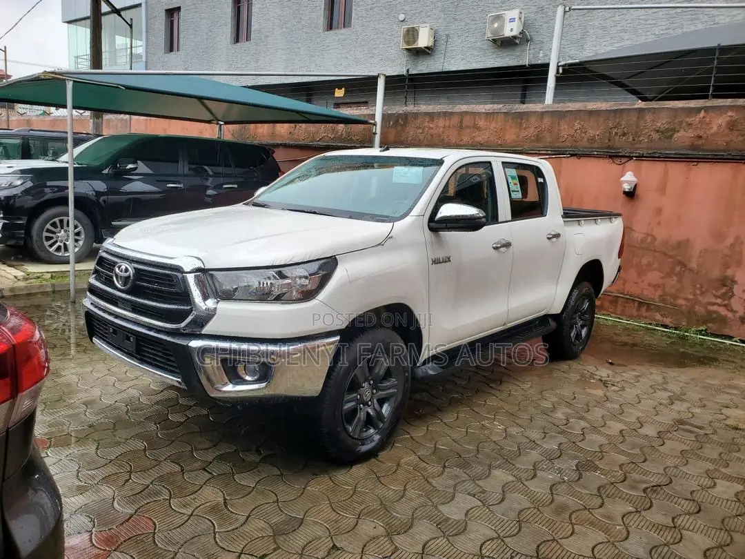 New Toyota Hilux 2023 White