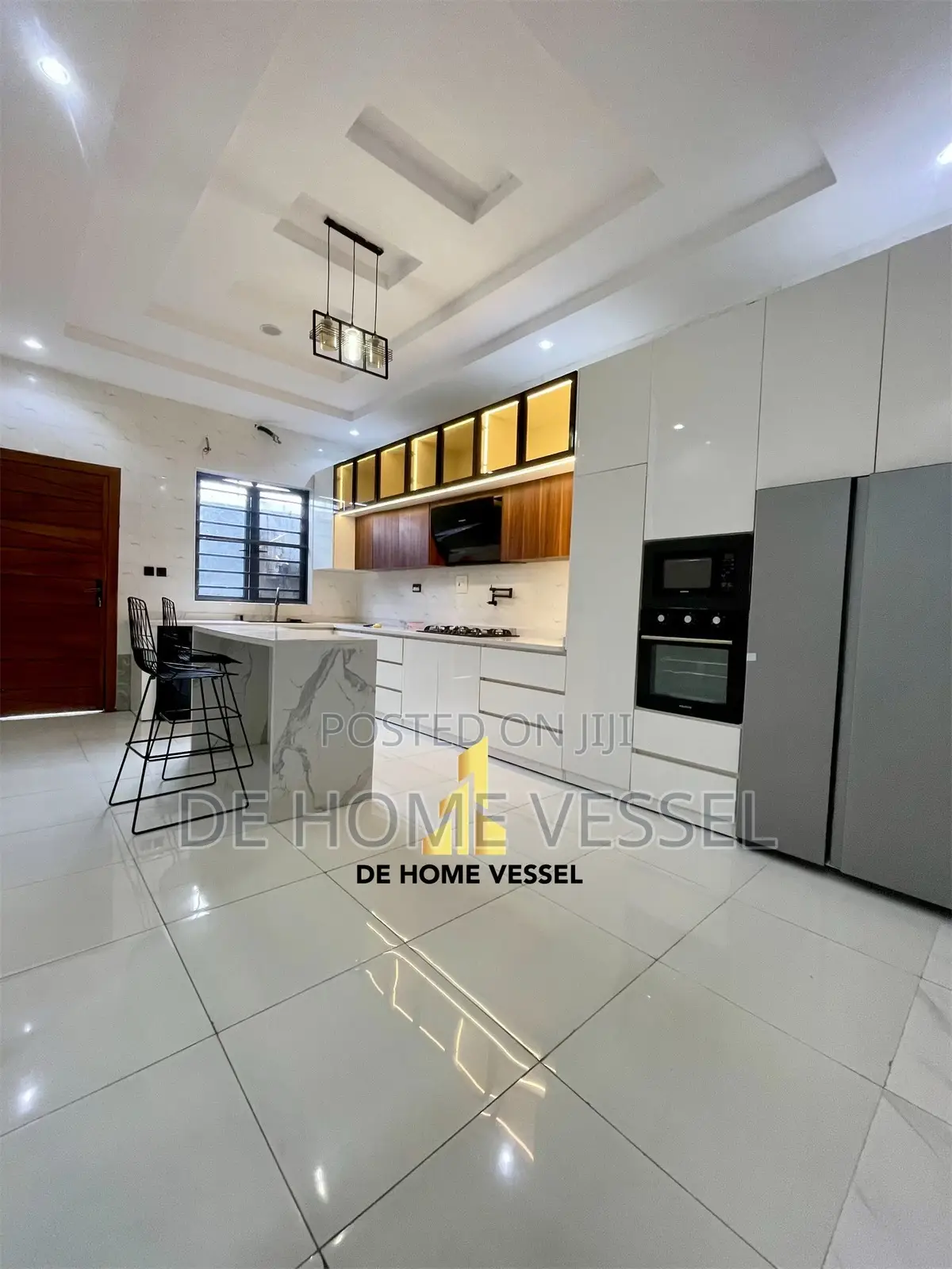 5bdrm Duplex in Chevron for sale