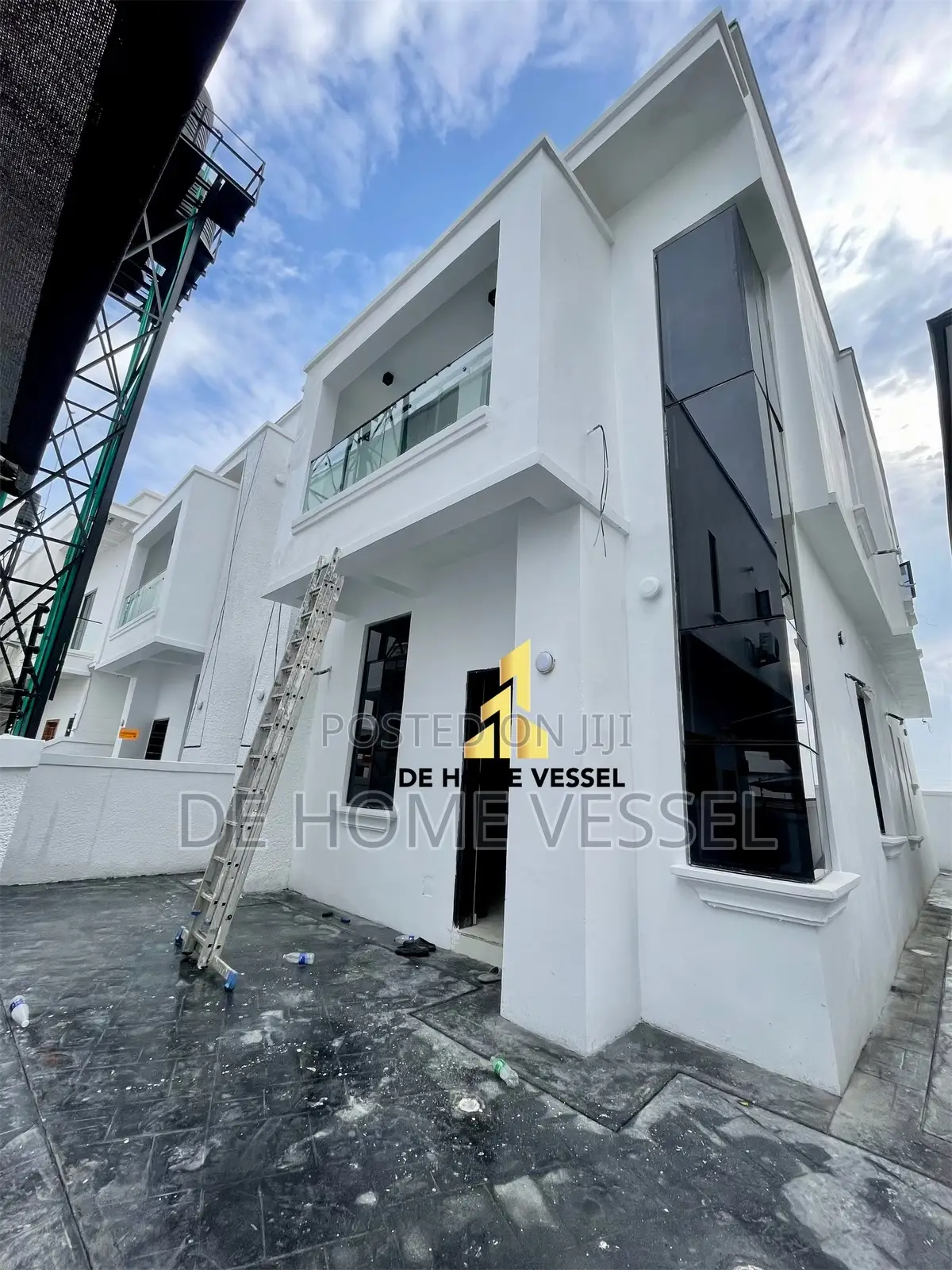 4bdrm Duplex in Chevron for sale