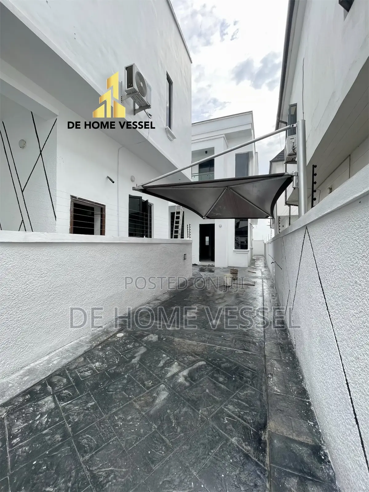 4bdrm Duplex in Chevron for sale