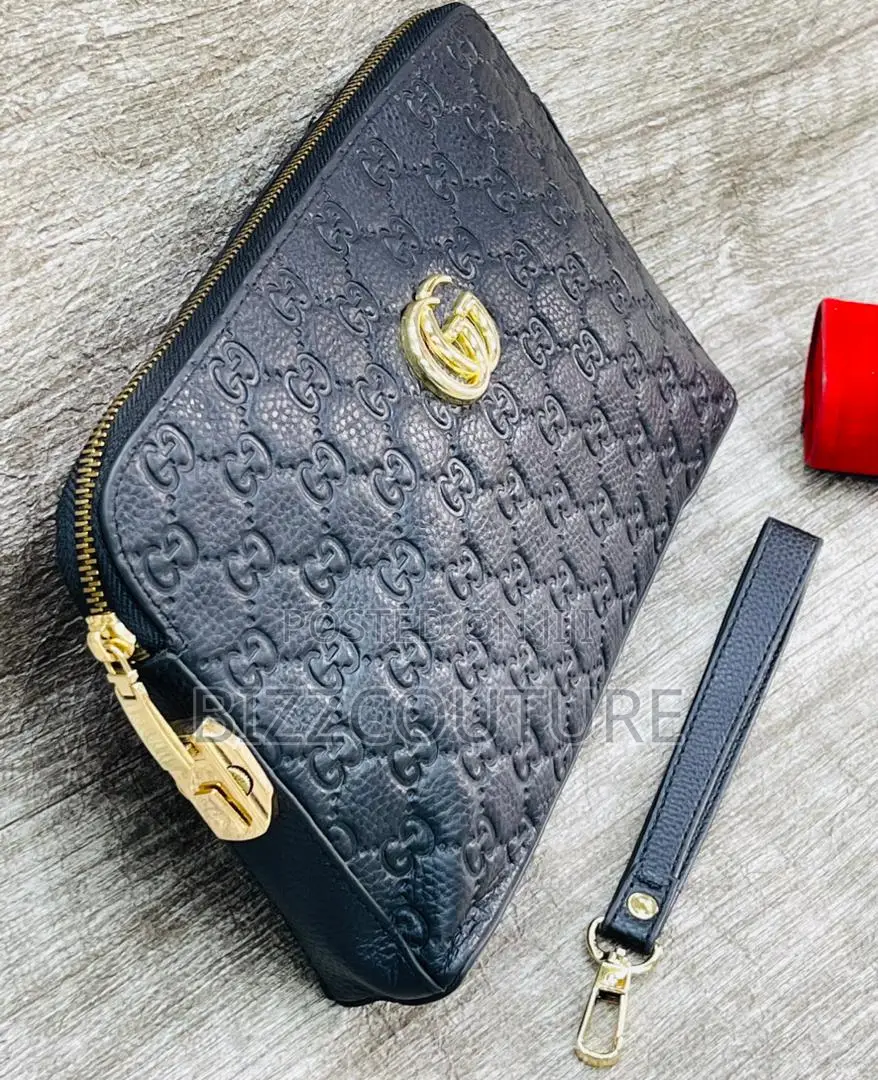 Original Gucci Zip Black Leather Handbag in Store