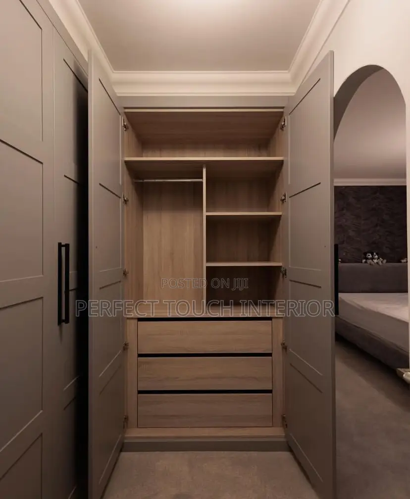 Glossy Inbuilt Wardrobe