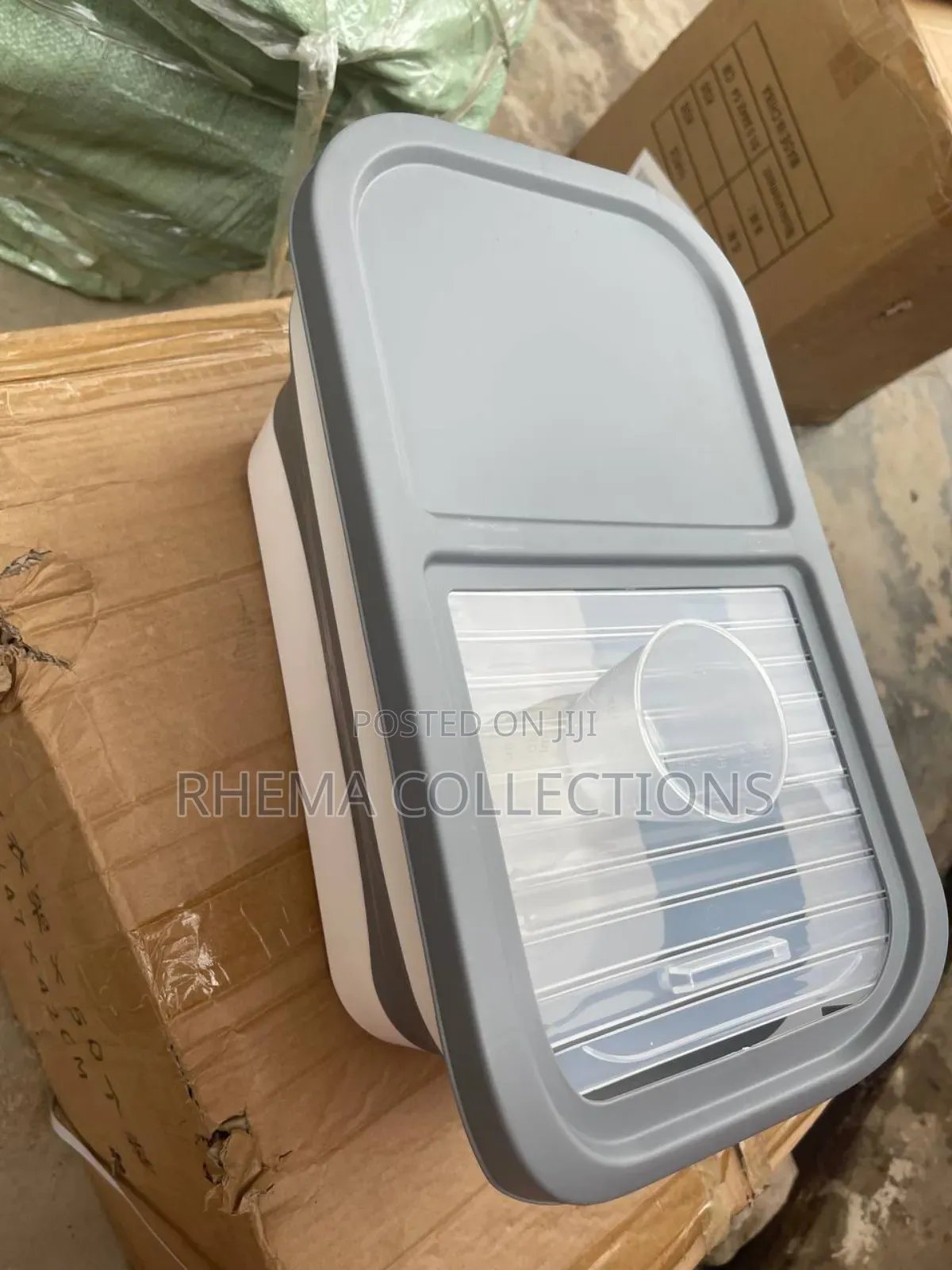 Collapsible Silicon Food Storage Bucket With Measuring Cup