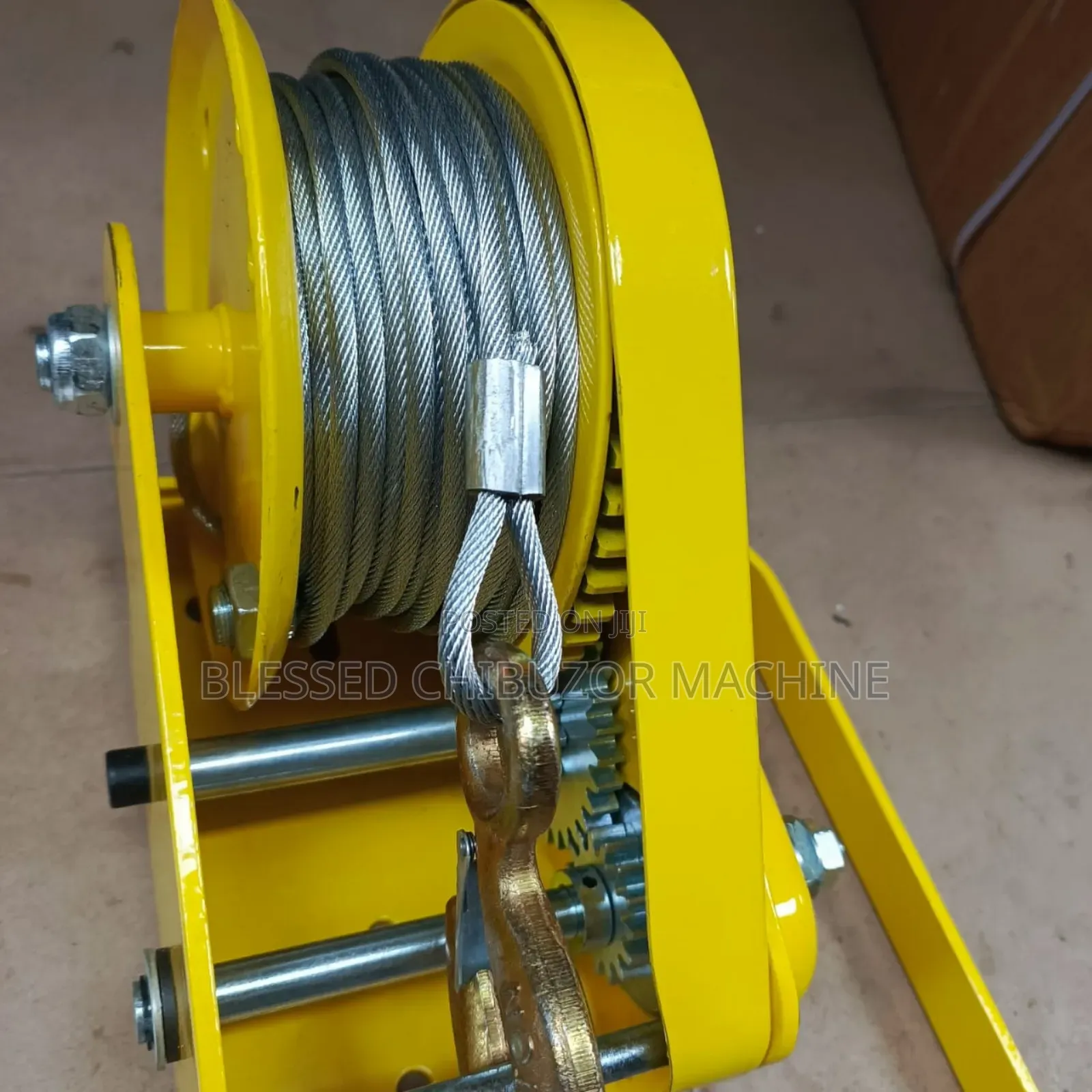 HAND Winch Capacity :1200lbs Wire Rope Length 20m.
