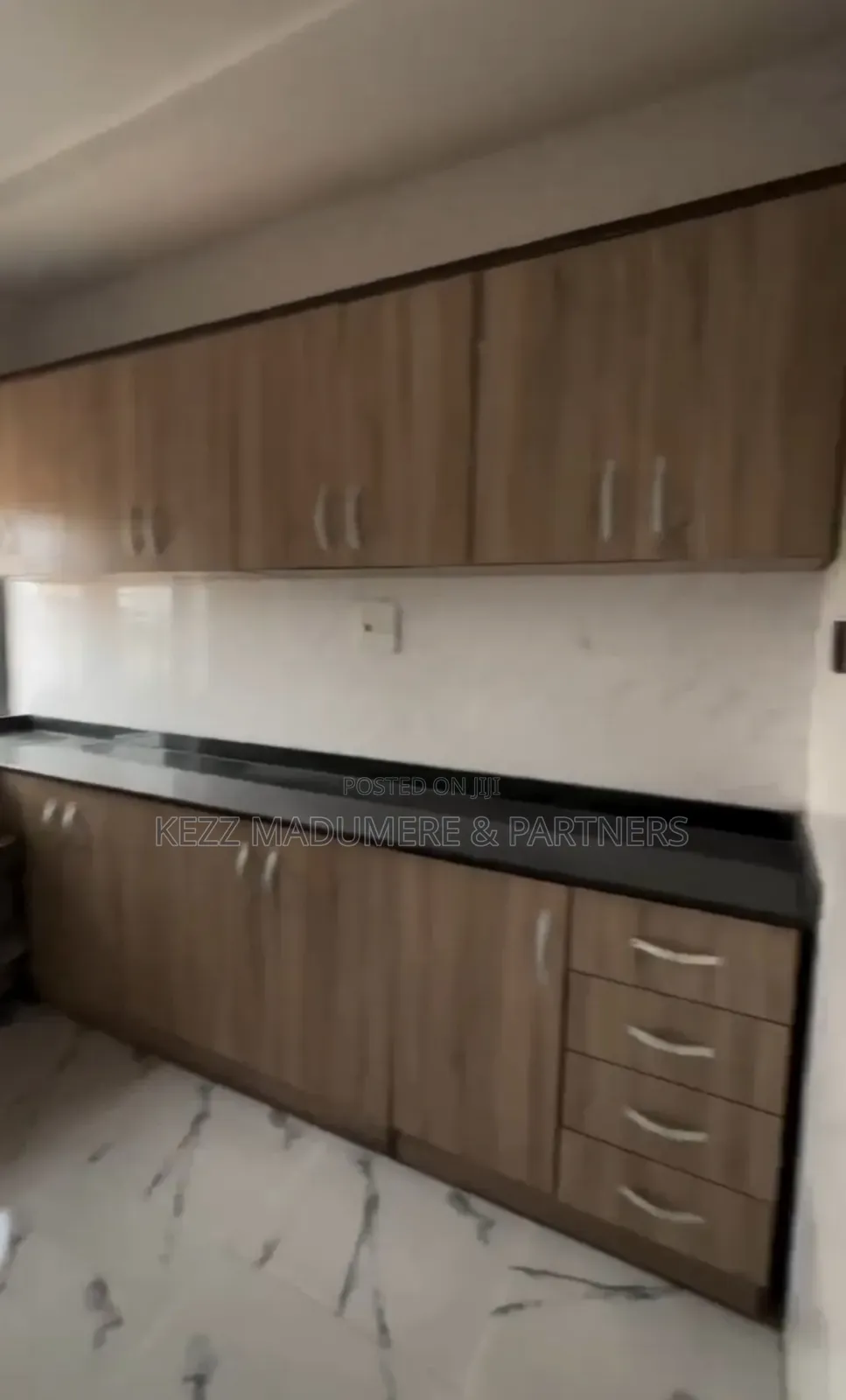 6bdrm Duplex in Thinker'S Corner , for sale