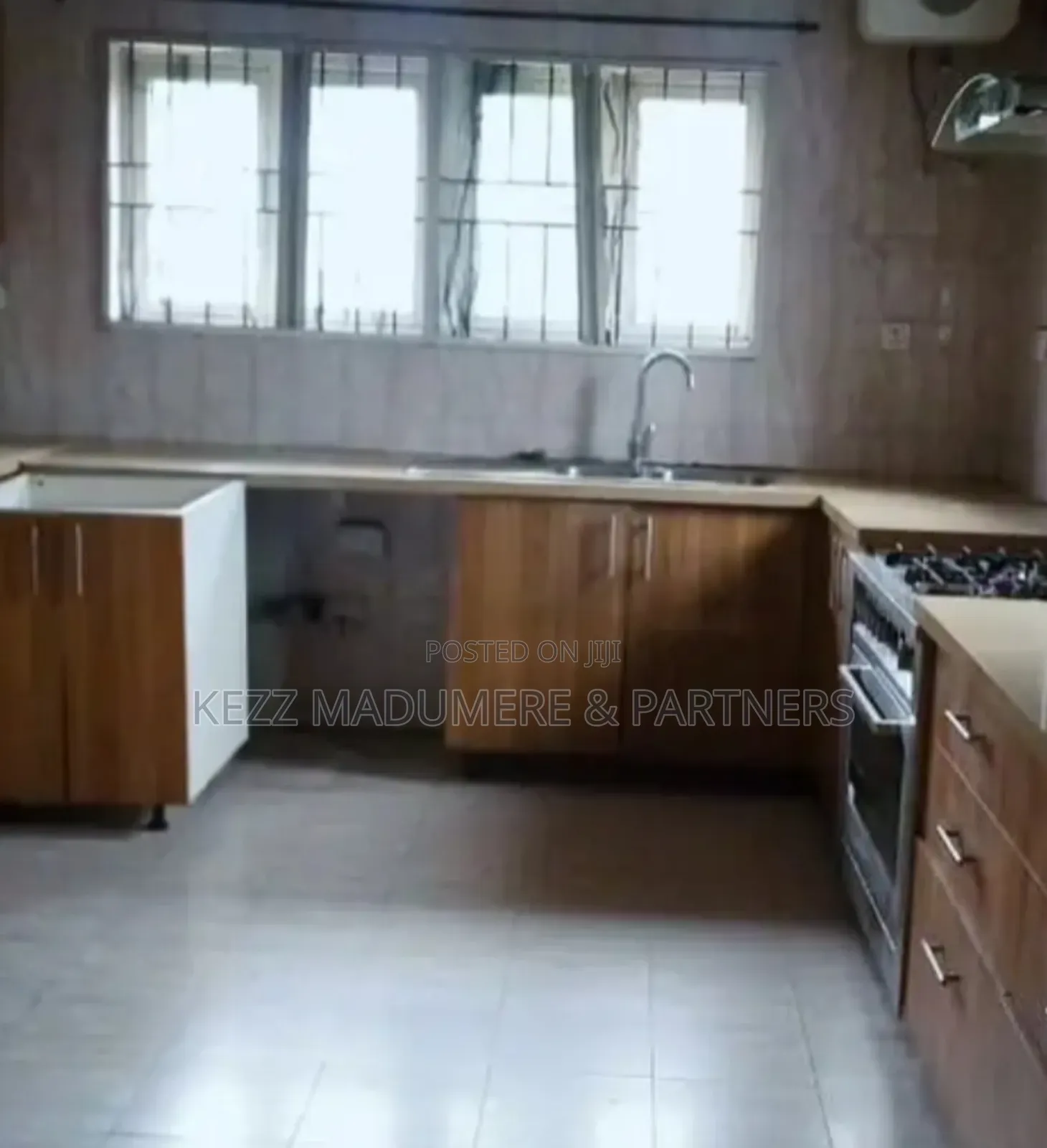 4bdrm Duplex in Golf Estate , Off Dr for sale