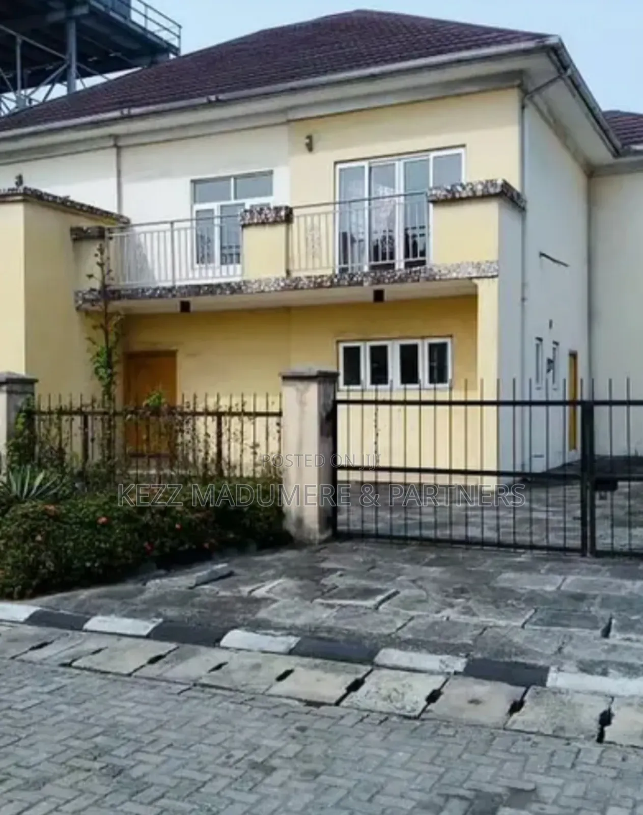 4bdrm Duplex in Golf Estate , Off Dr for sale