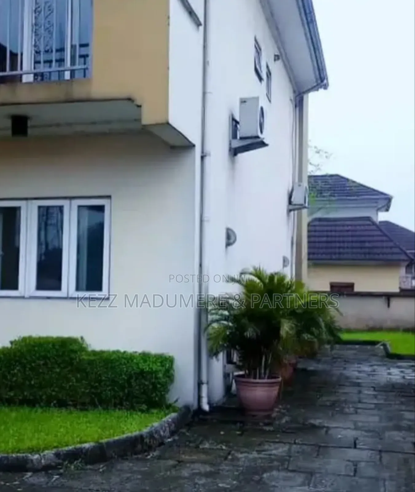 4bdrm Duplex in Golf Estate , Off Dr for sale