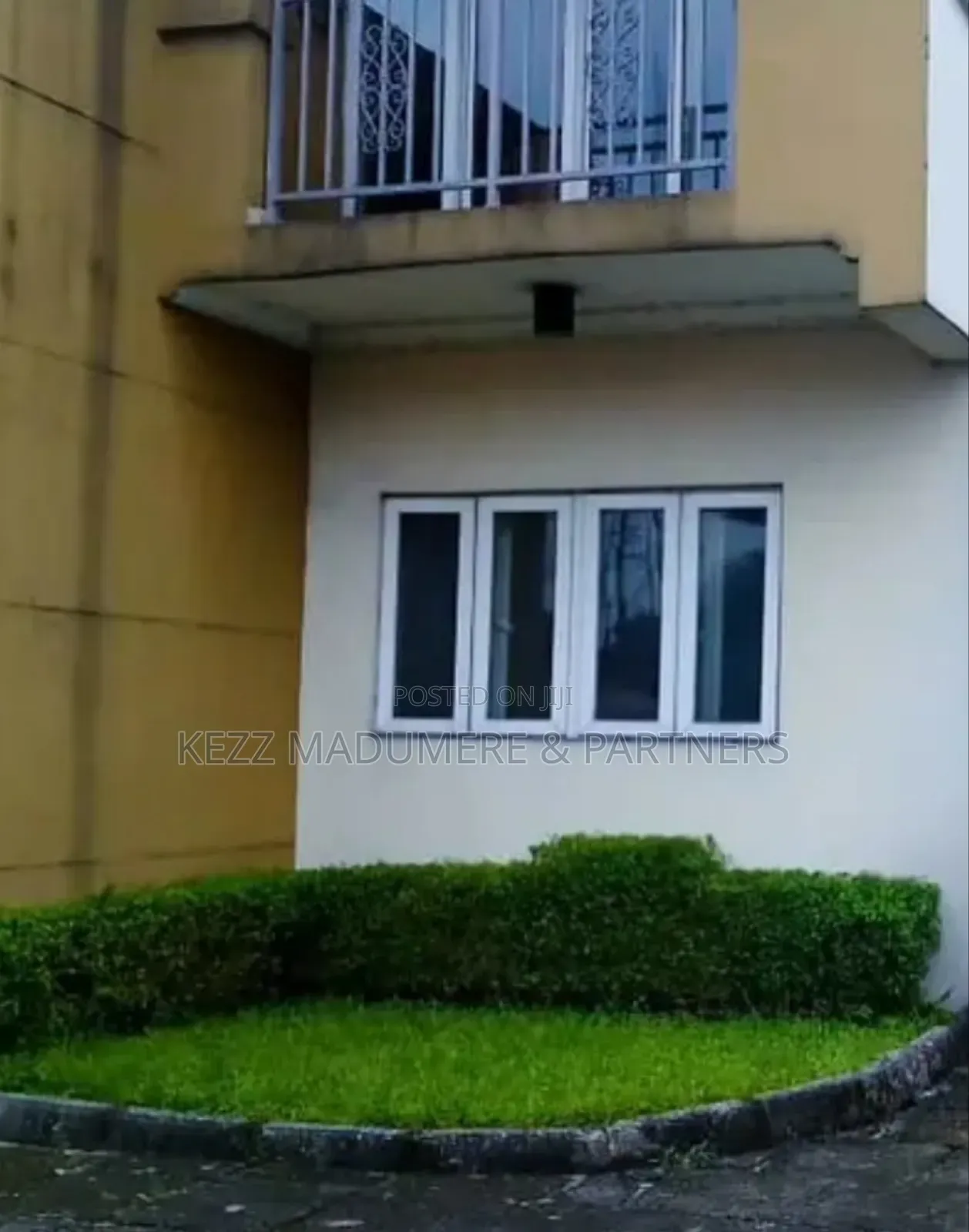 4bdrm Duplex in Golf Estate , Off Dr for sale