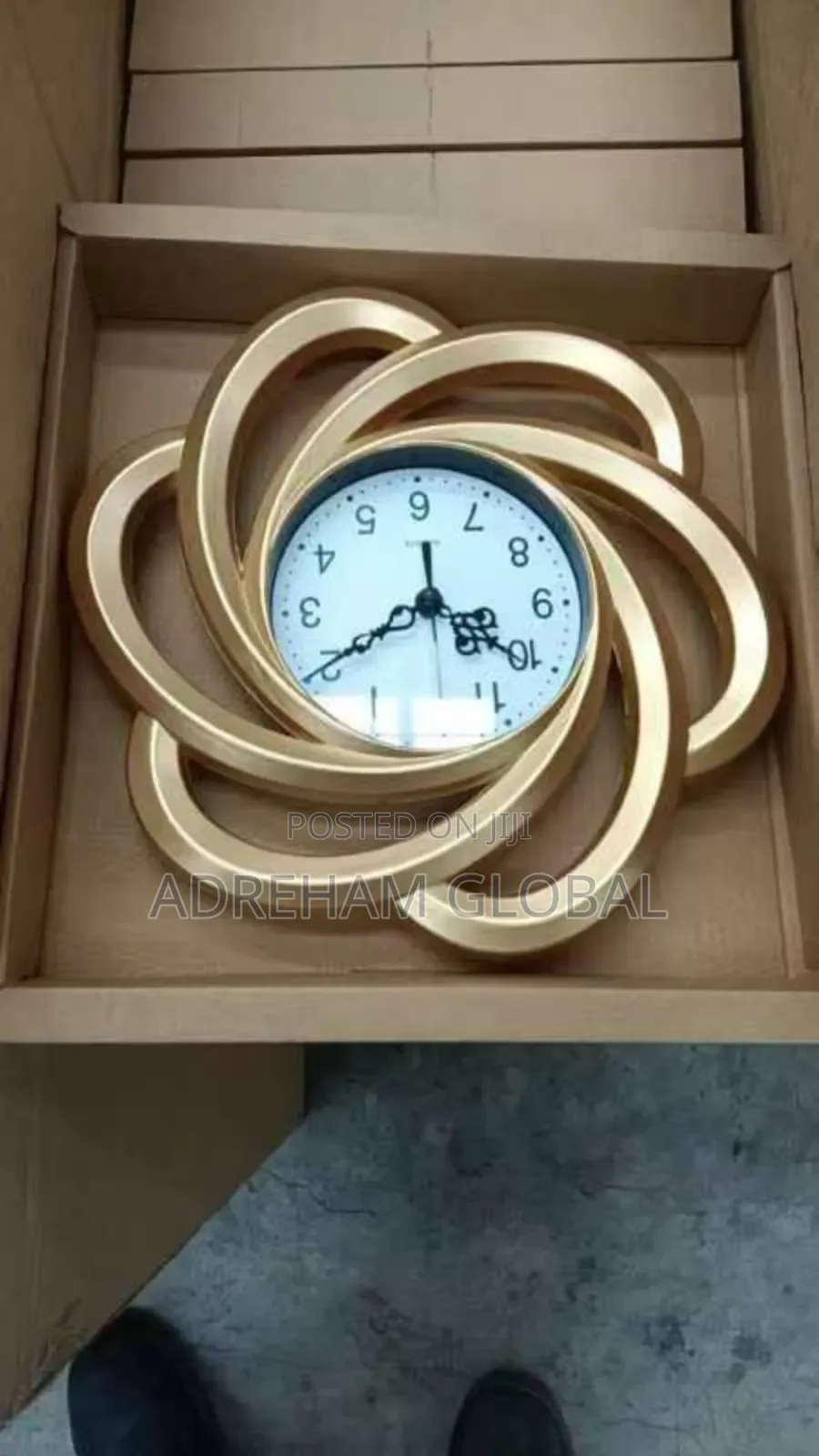 Beautiful Wall Clock in Different Designs and Shape.