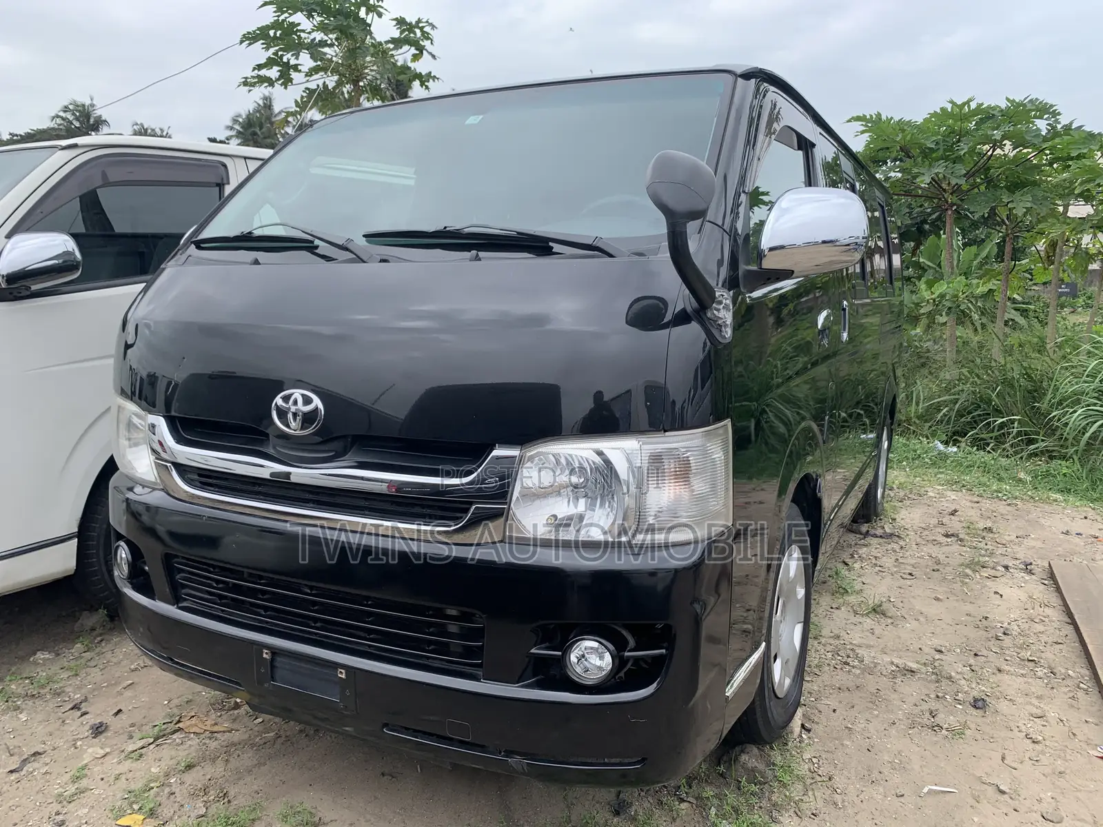 Toyota HiAce 2013 Black