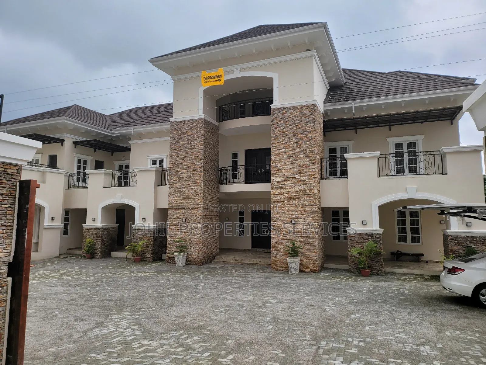8bdrm Mansion in Maitama for sale