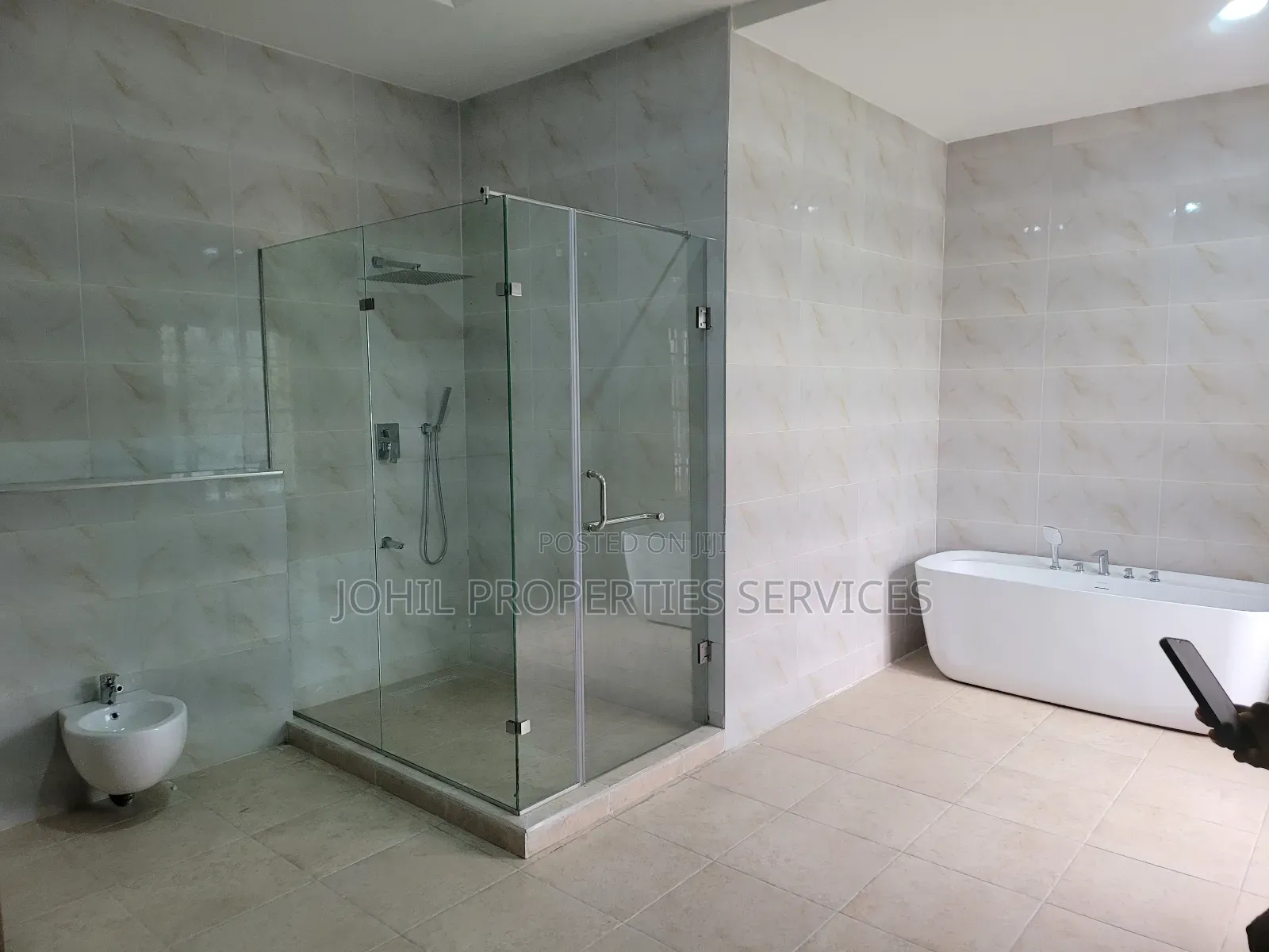 8bdrm Mansion in Maitama for sale