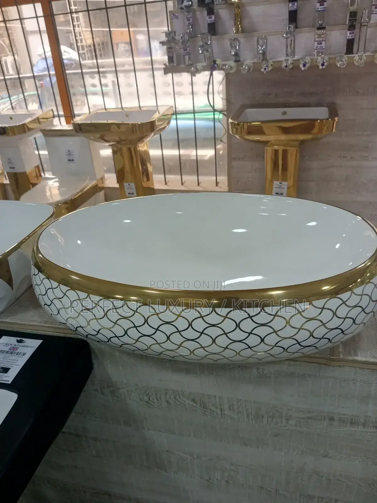 Quality Design Gold White Countertops Basin