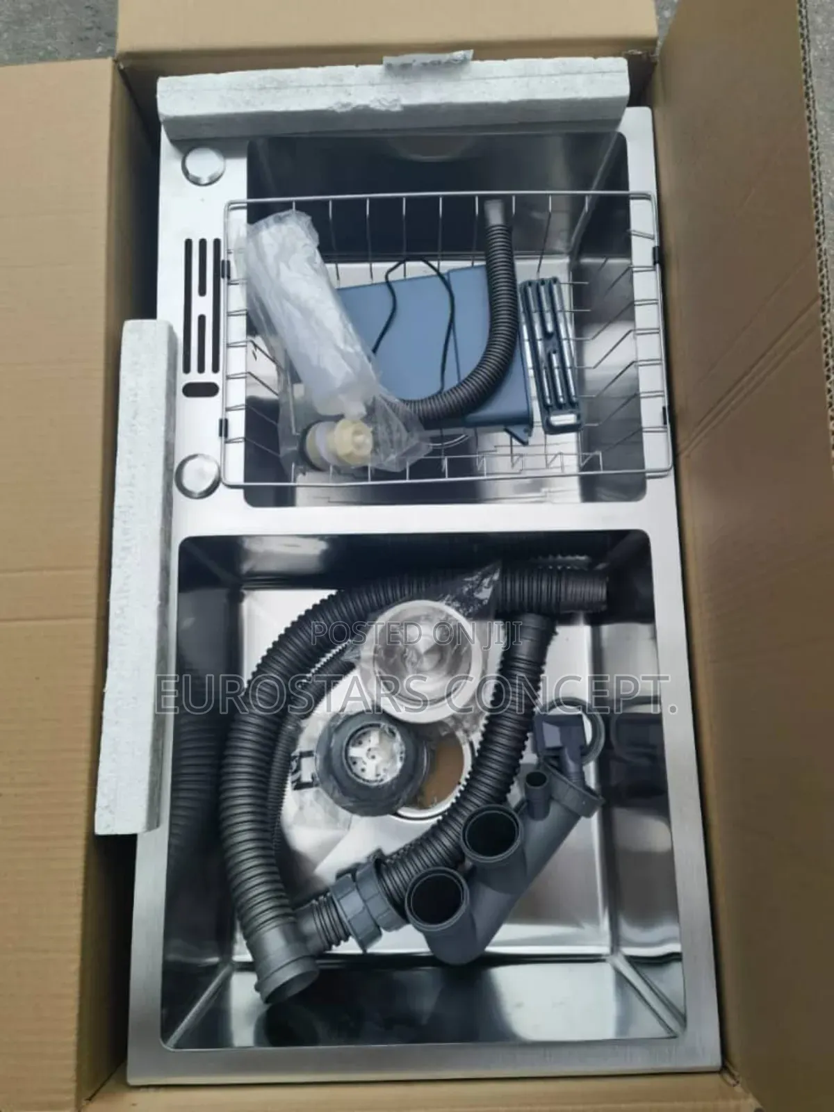 Double Kitchen Sink With Basket an Soap Dispenser