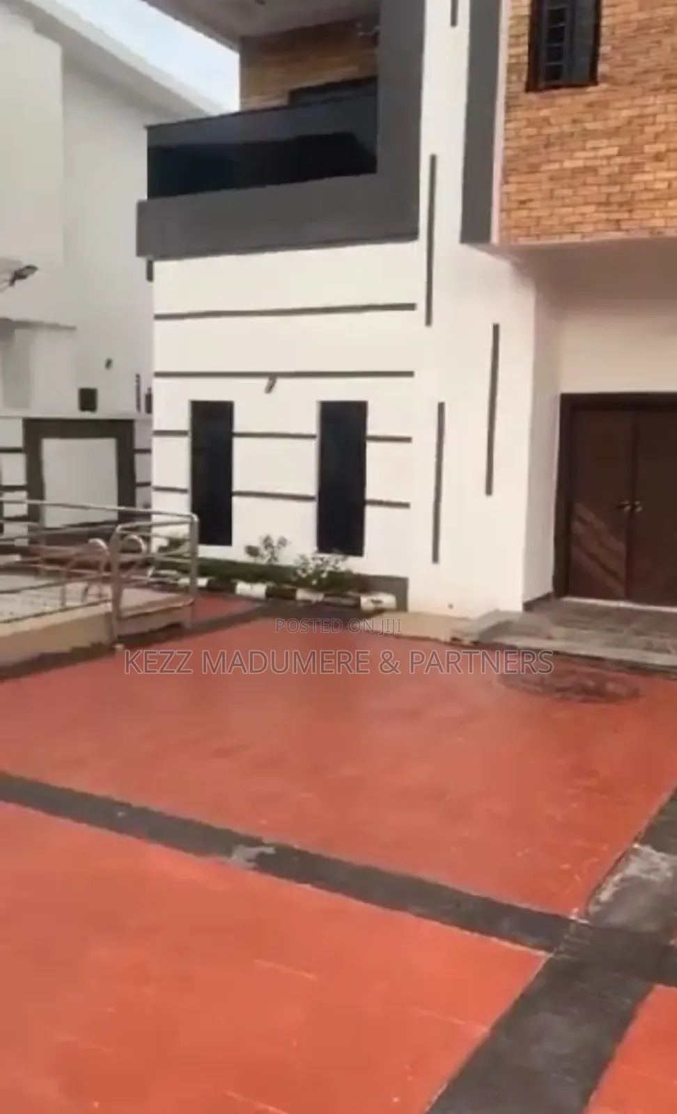 5bdrm Duplex in Inside An Estate , for sale