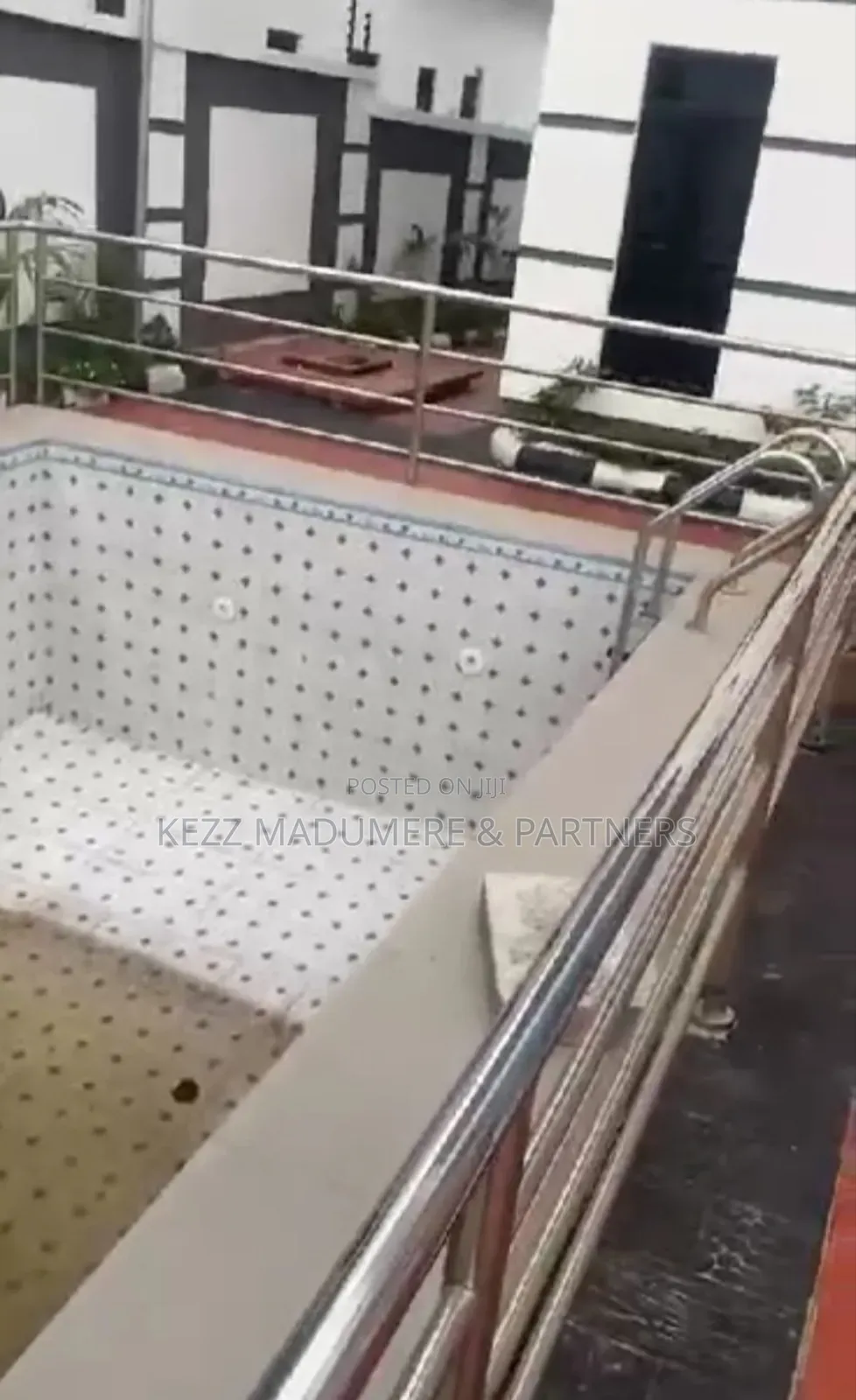 5bdrm Duplex in Inside An Estate , for sale