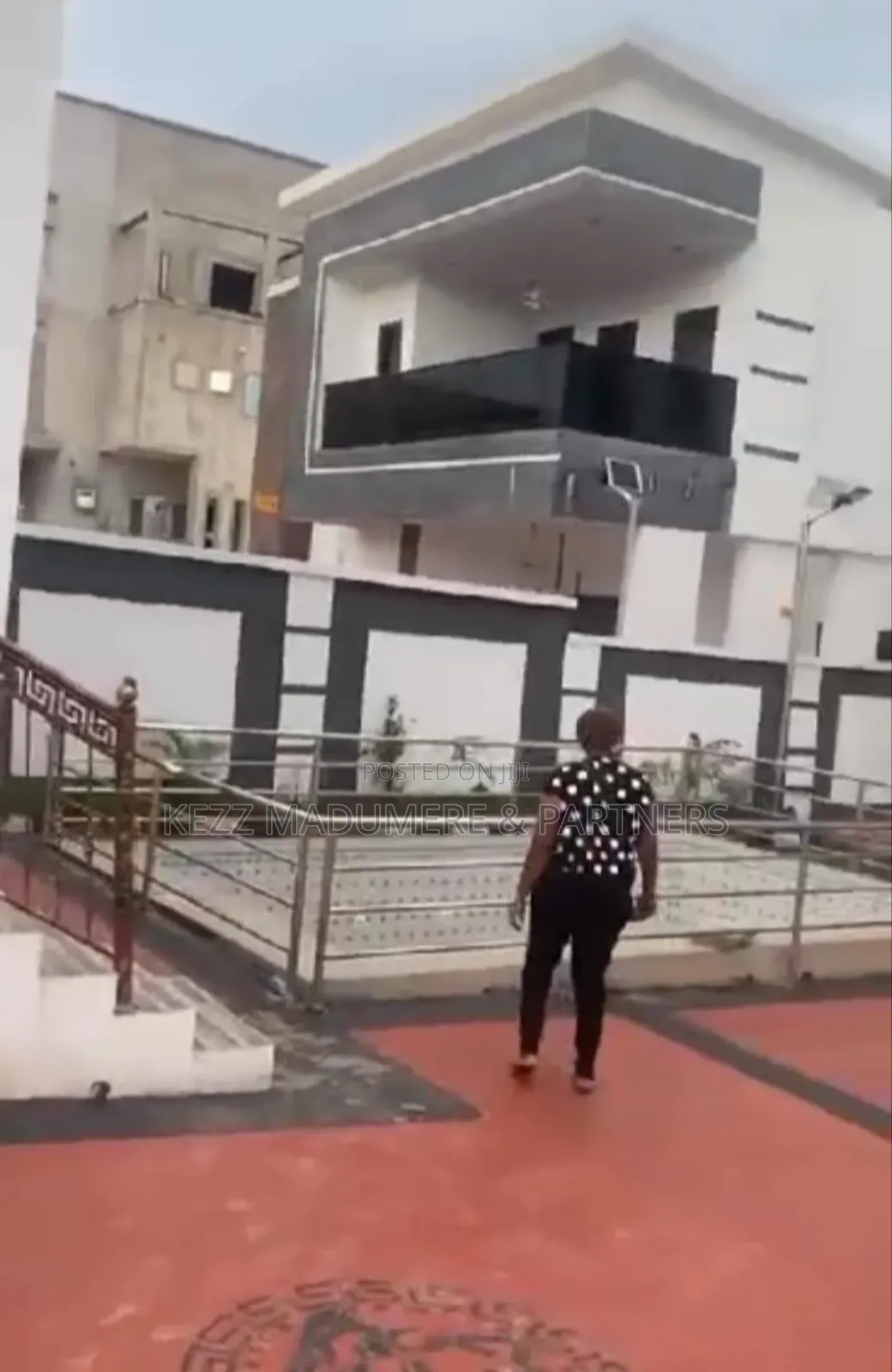 5bdrm Duplex in Inside An Estate , for sale