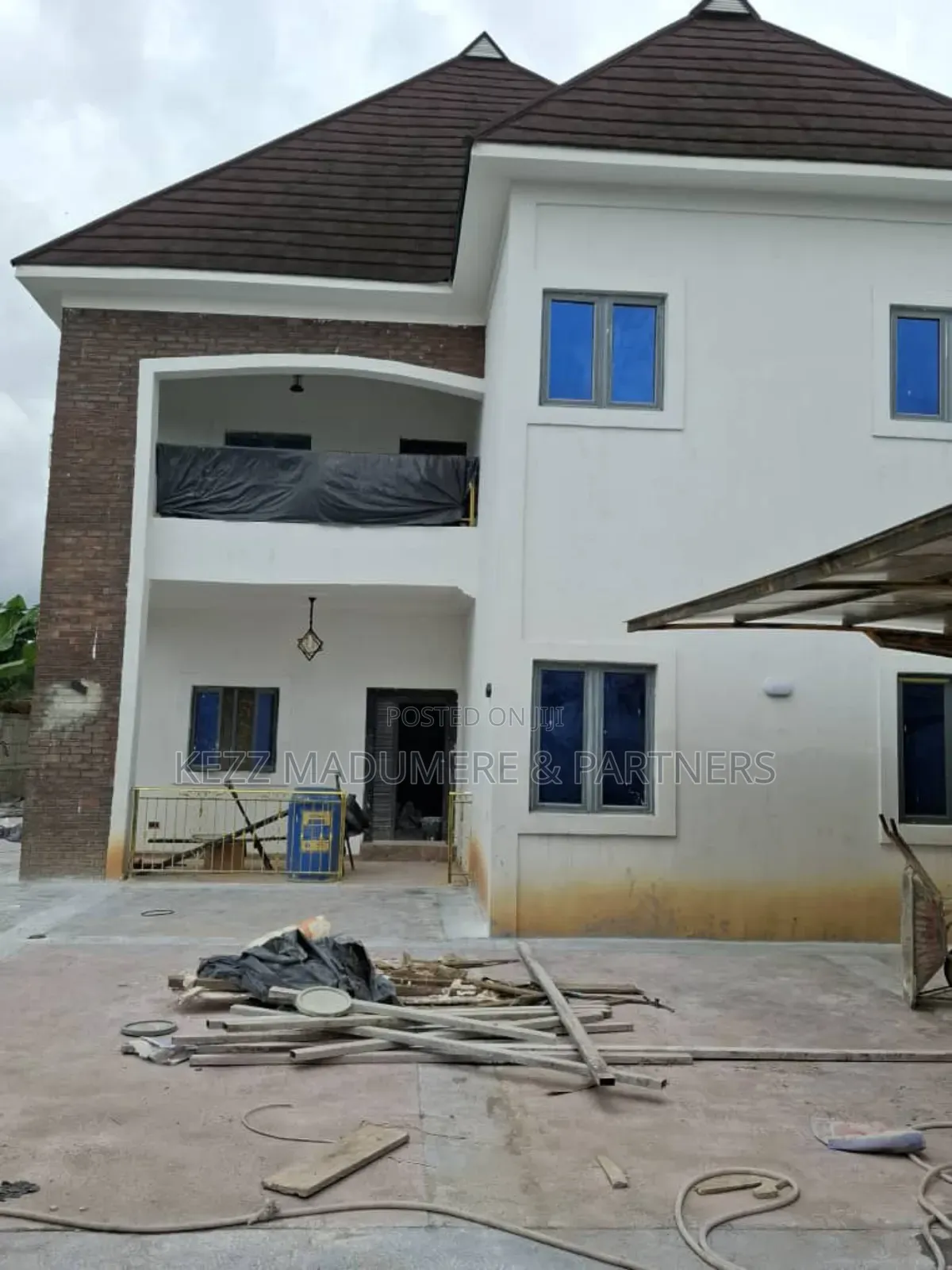 4bdrm Duplex in On A Tarred Street , for sale