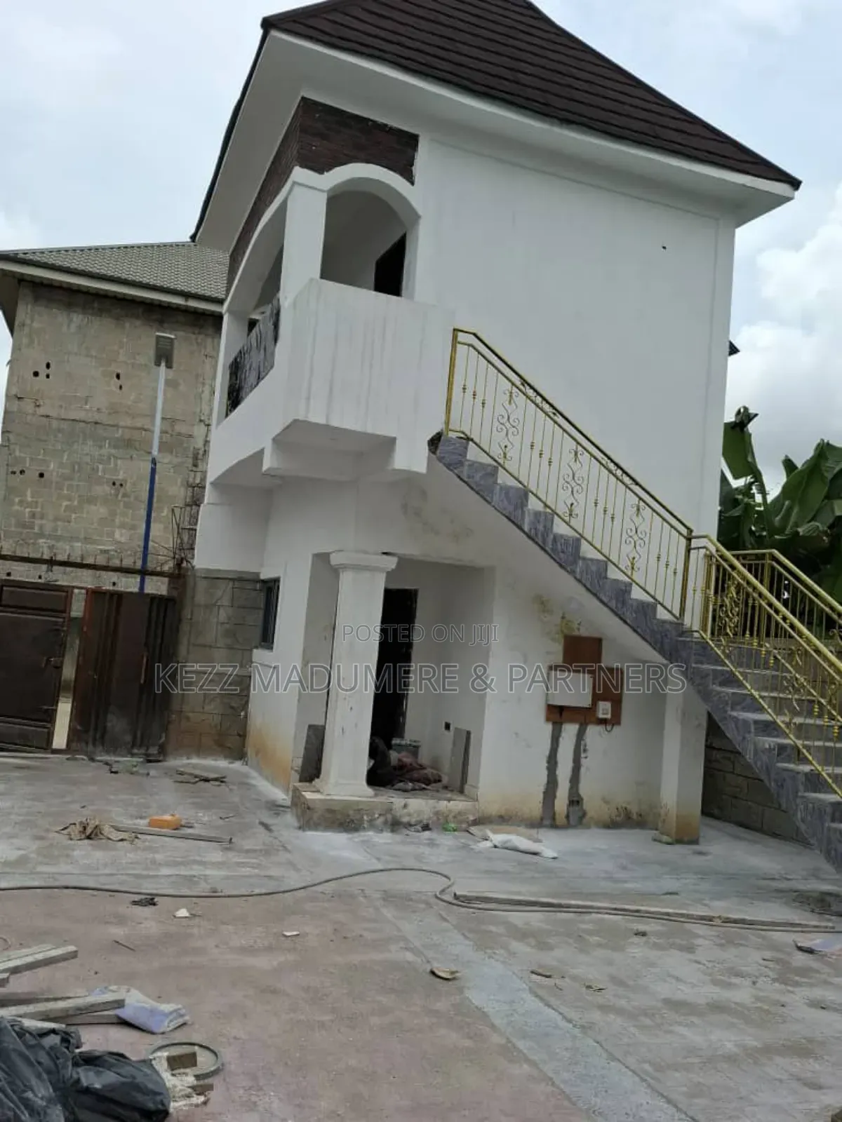 4bdrm Duplex in On A Tarred Street , for sale