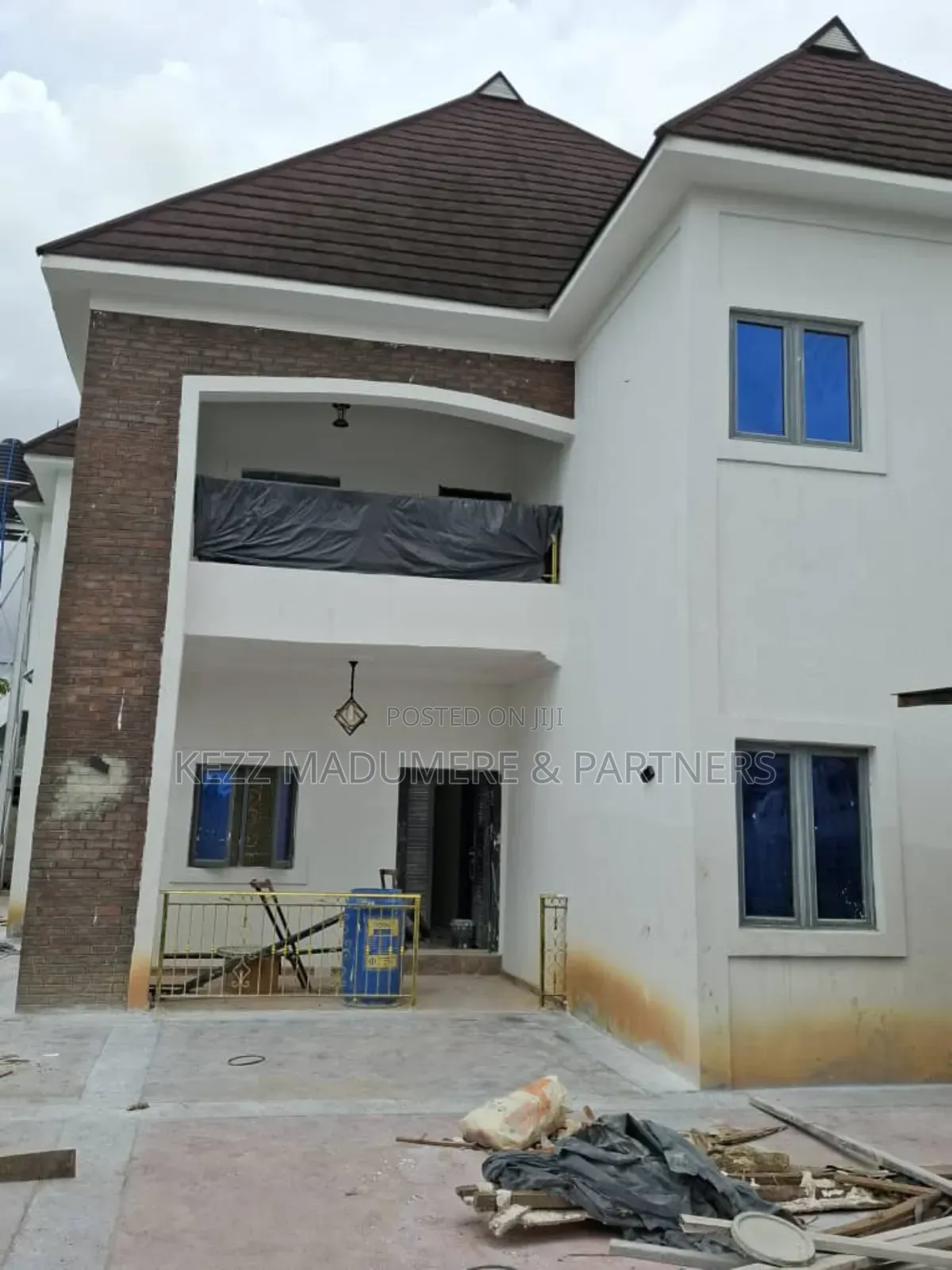 4bdrm Duplex in On A Tarred Street , for sale