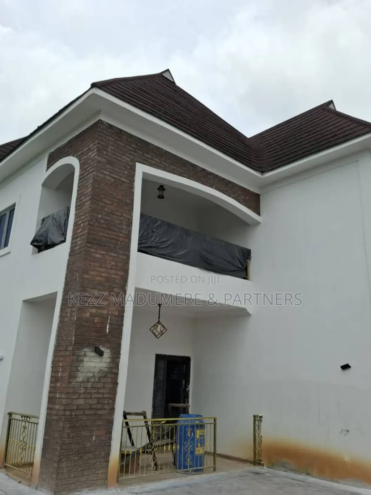 4bdrm Duplex in On A Tarred Street , for sale