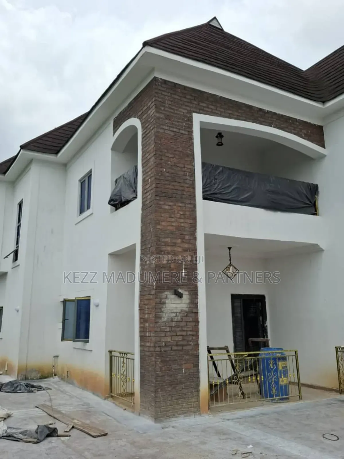 4bdrm Duplex in On A Tarred Street , for sale