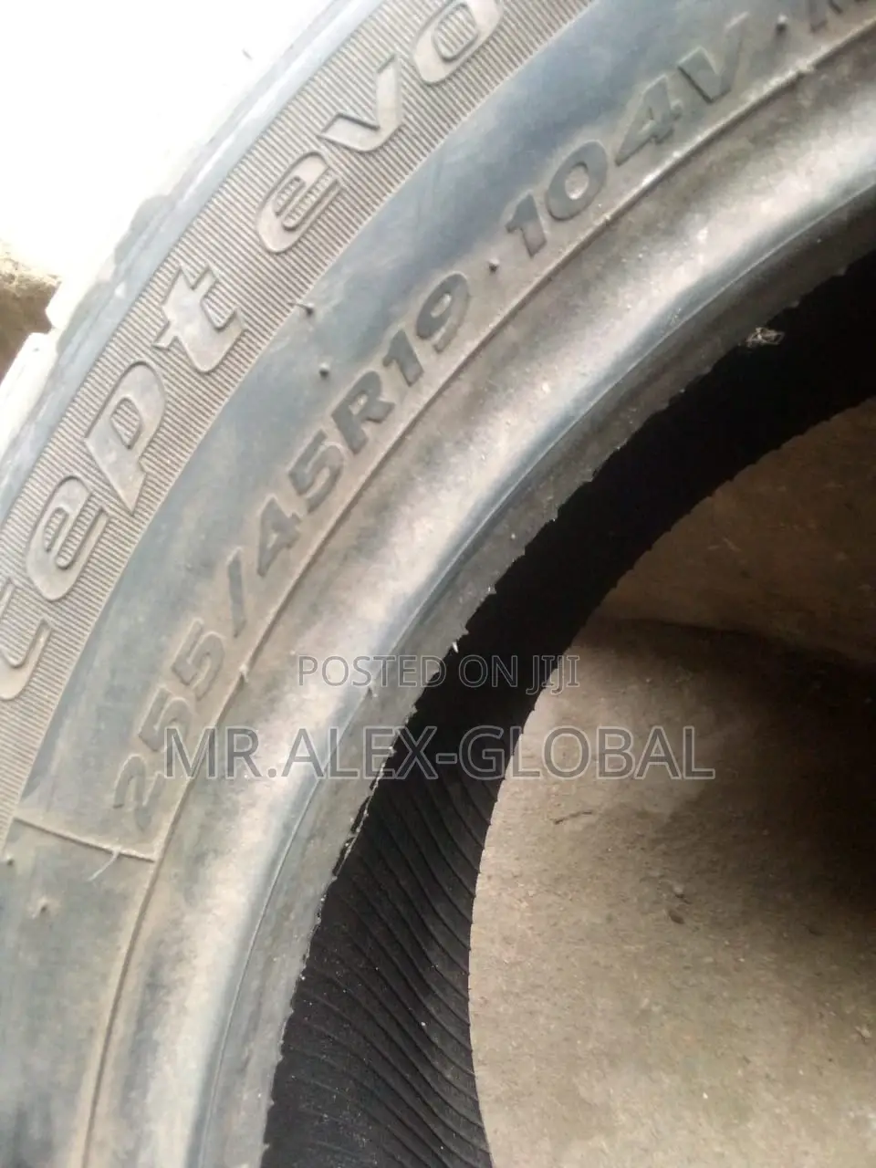 255/45/19 Tire