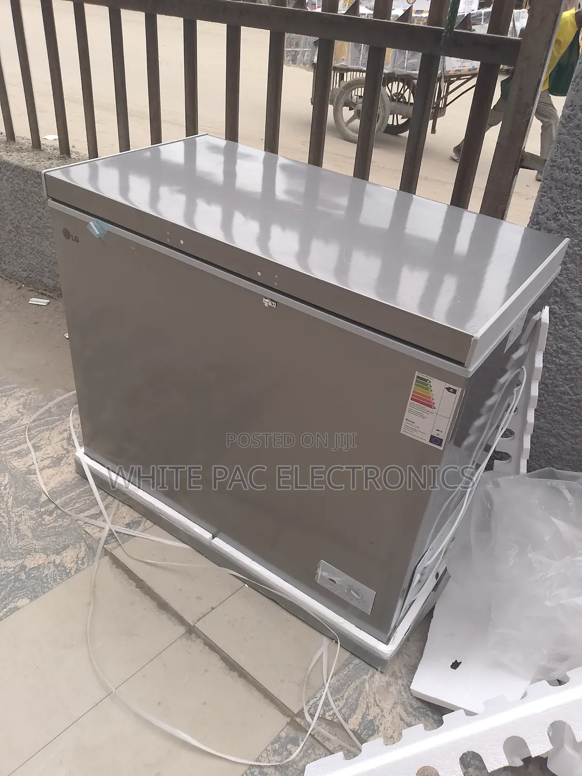 New LG 350_litre Fast Deep Freezer ( Copper ) Ice Maker>2yrs