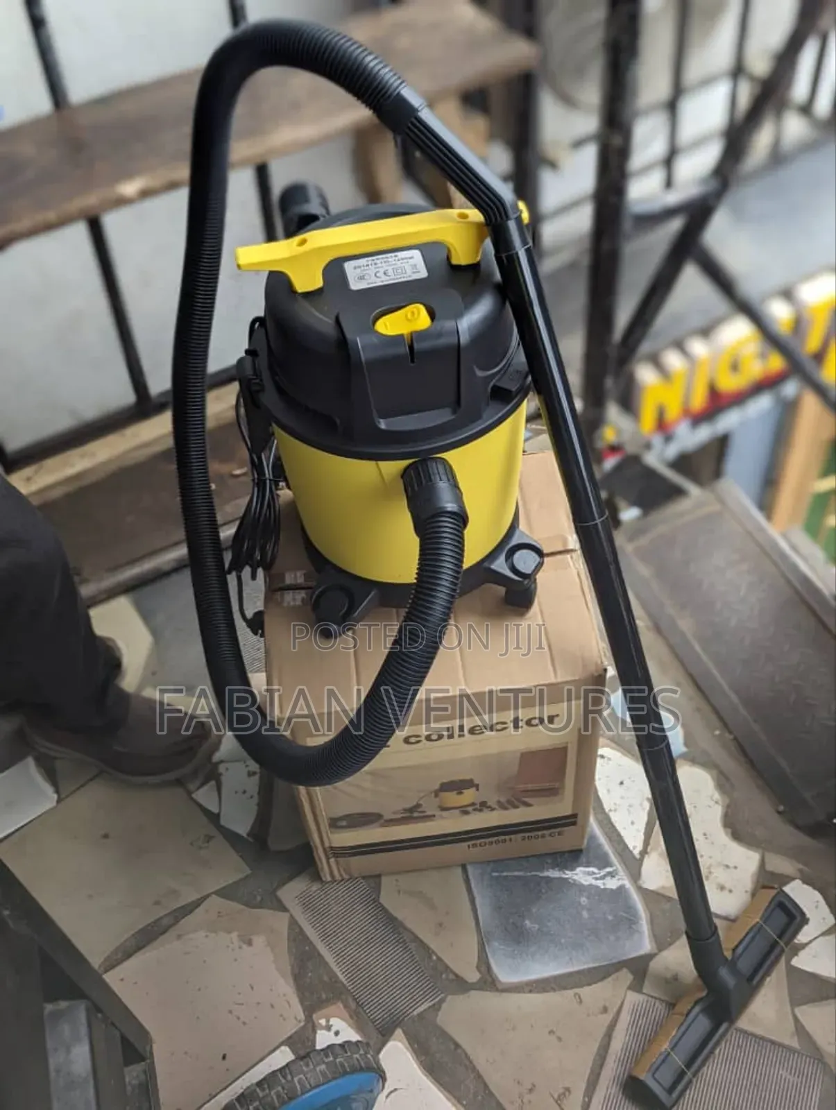 18L Wet and Dry Vacuum Cleaner With Bower