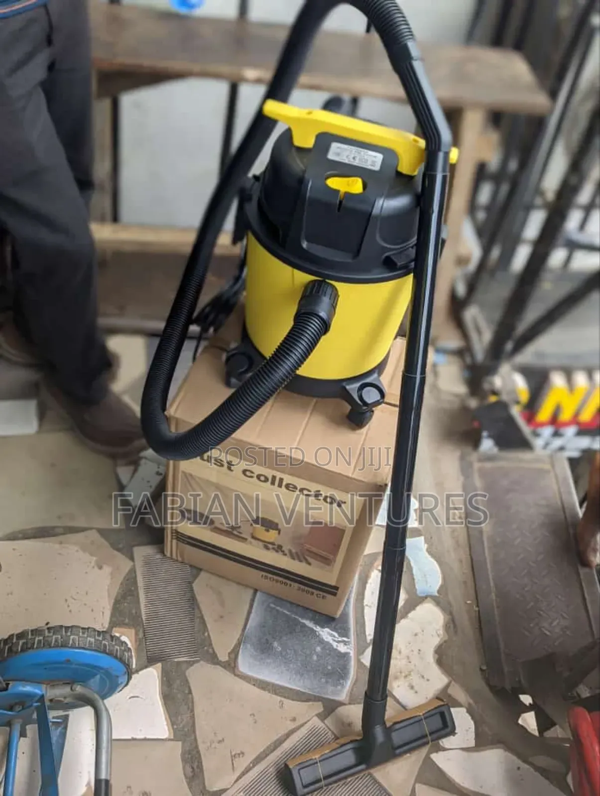 18L Wet and Dry Vacuum Cleaner With Bower