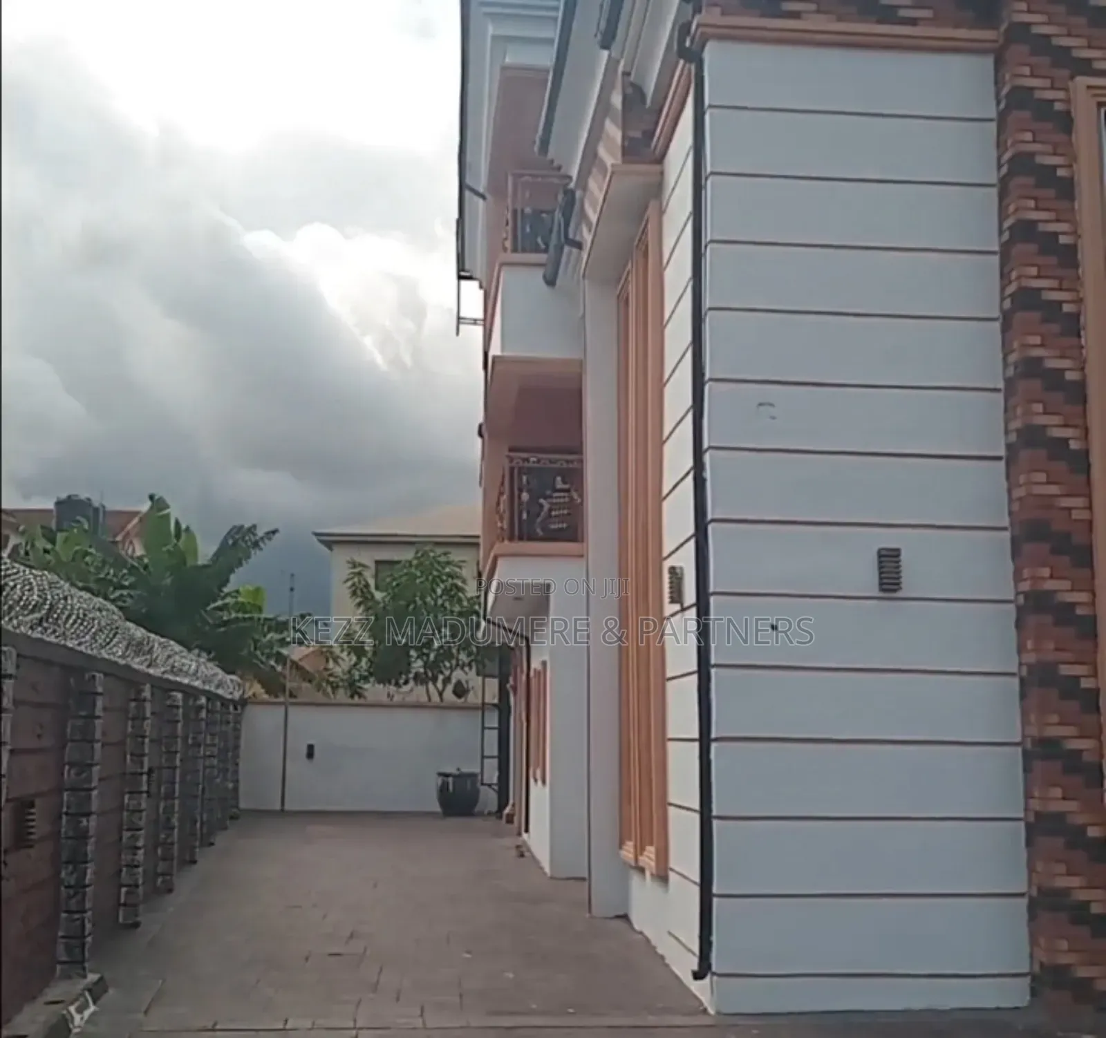 9bdrm Duplex in Ikenegbu Extension , for sale