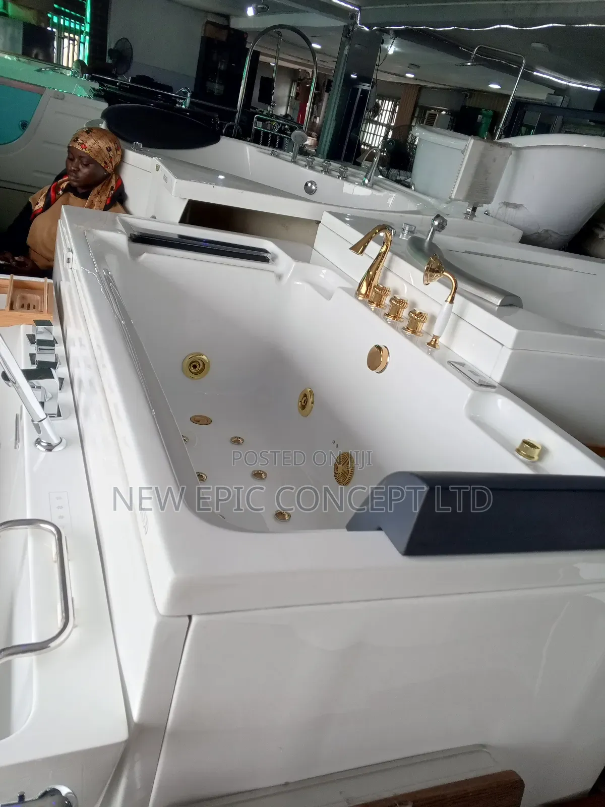 Single Jacuzzi With Television And Gold Jet